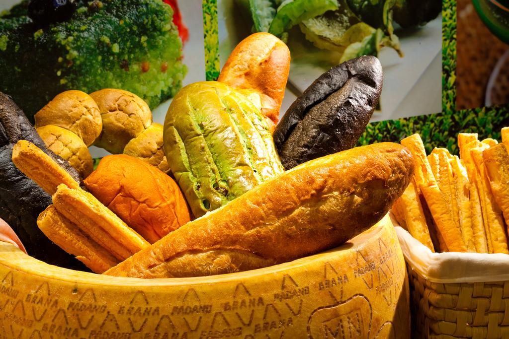 Hotel Royal Chihpin Wenquan Exterior photo A selection of Italian bread